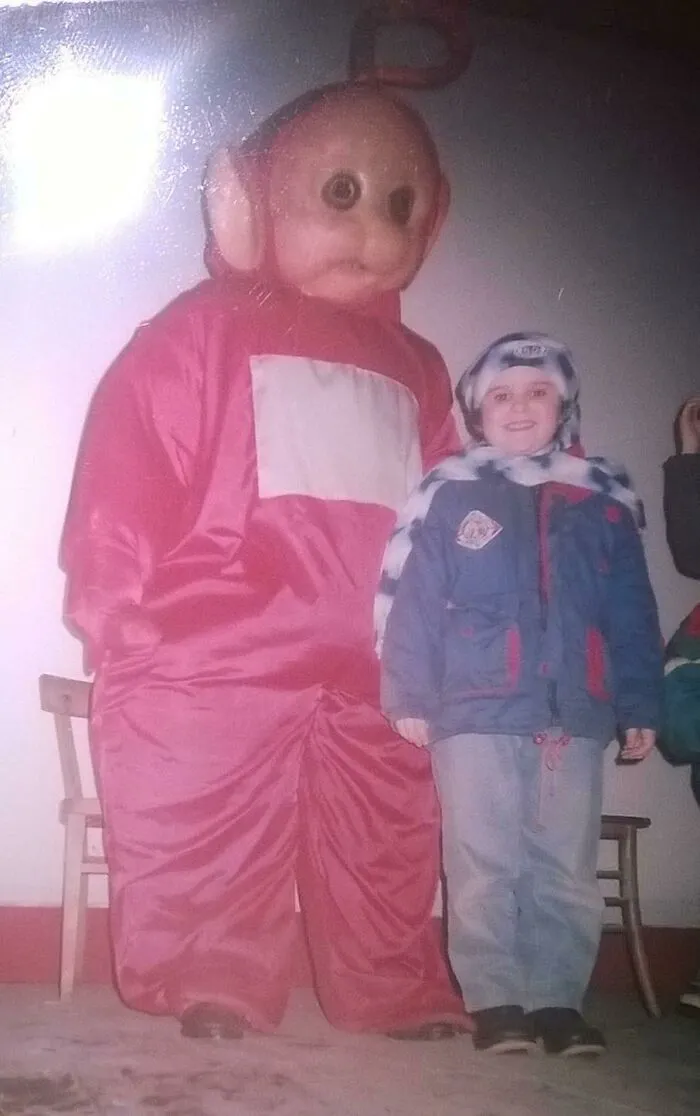 Todos conocéis esa espeluznante imagen de "Navidad en Yugoslavia". Os presento a un amigo mío con un Teletubby en Yugoslavia 