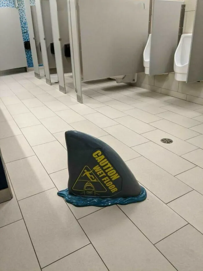 Señal de “Suelo mojado” en forma de aleta de tiburón