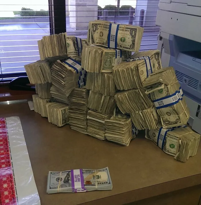 In Case You Wondered, Here's The Difference Between $10,000 In 1's, And 100's