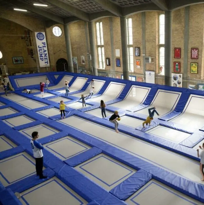 Un parque de trampolines dentro de una antigua iglesia