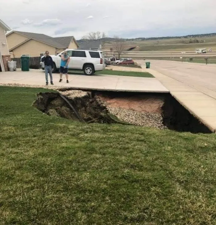 Esto sucedió en Blackhawk, Dakota del Sur. 12 vecinos tuvieron que evacuar debido al descubrimiento de una cueva de 12x12 metros y 12x18 metros  de profundidad