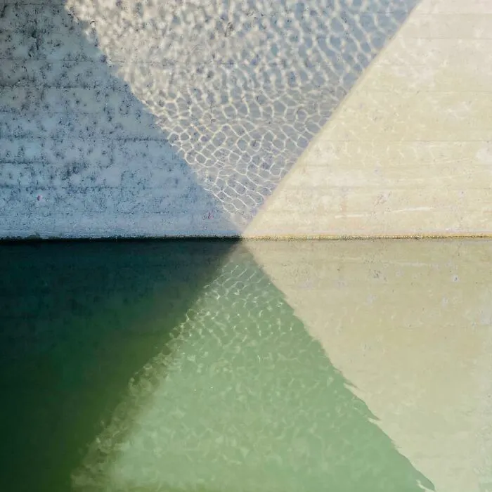 Tomé una foto de esta extraña iluminación bajo un puente en el paseo del río de San Antonio