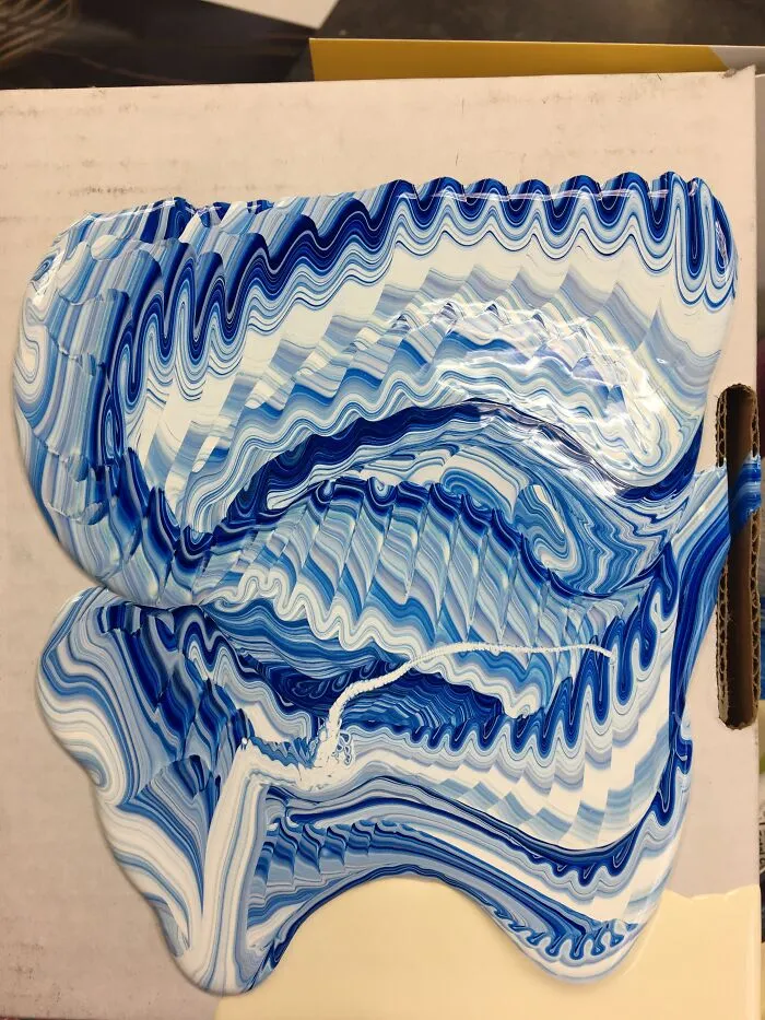 Vertido de un viejo bote de pintura