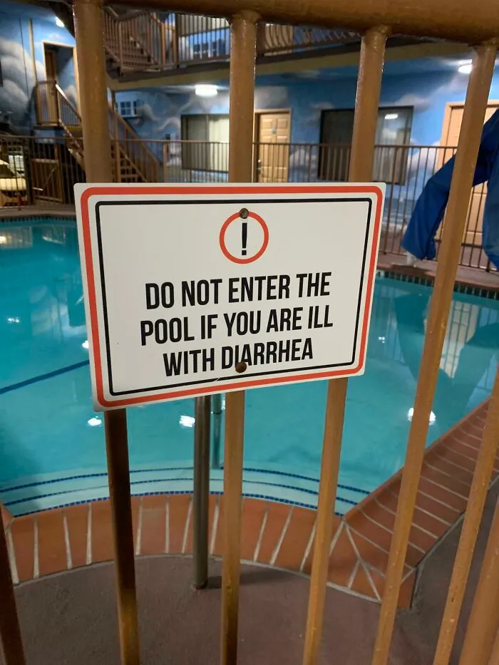 Nunca había visto un cartel tan contundente en la piscina de un hotel