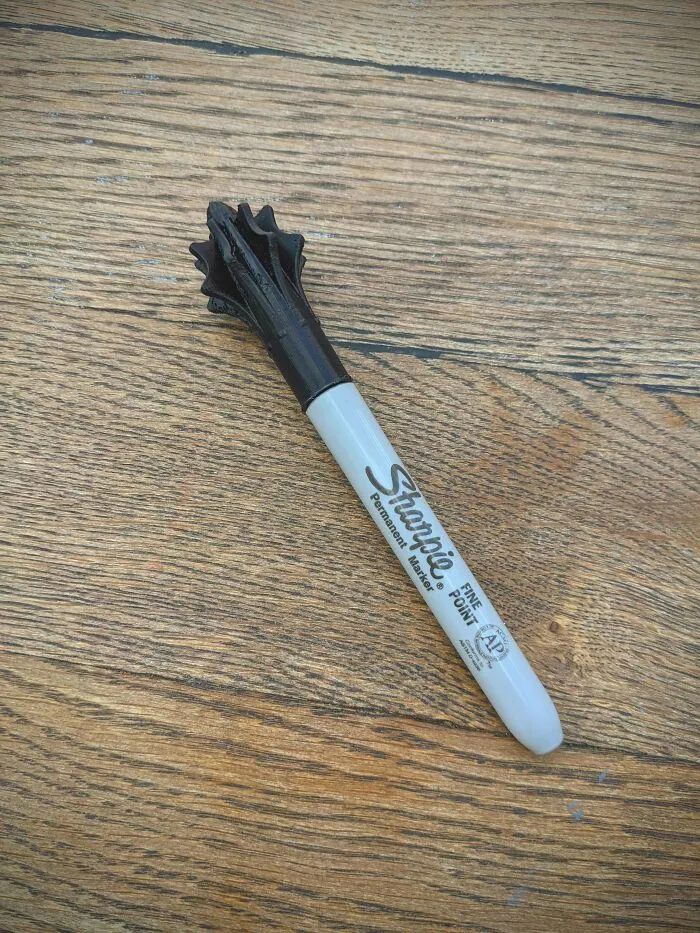 He impreso en 3D una nueva tapa sin sentido para mi marcador Sharpie, basada en una maza medieval de la Royal Armouries Collection
