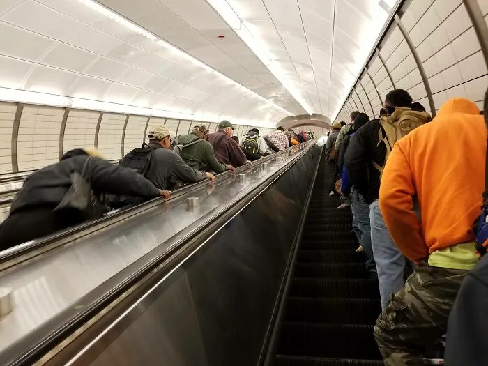 El correcto comportamiento en las escaleras mecánicas 5:30 am, Hudson Yards