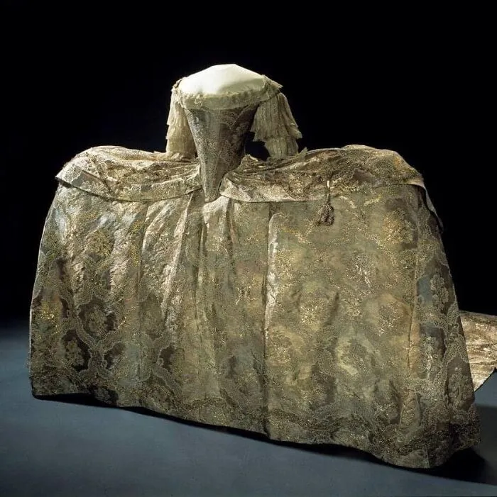 El vestido de novia de la reina Sofía Magdalena, de 1766, expuesto en la Armería Real de Estocolmo
