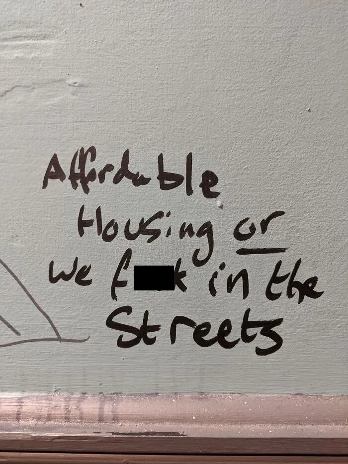 “It’s Graffiti, But Why?”: 30 Laugh-Inducing Bits Of Graffiti That Prove Not Everyone Is Meant To Be An Artist