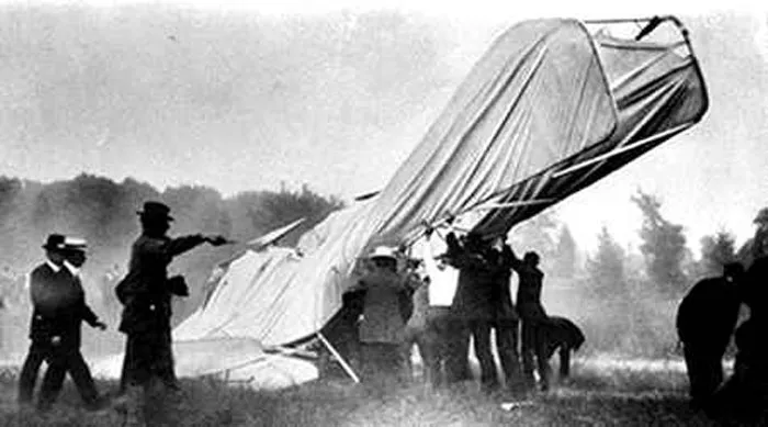 First Photograph Of A Fatal Plane Crash (1908)