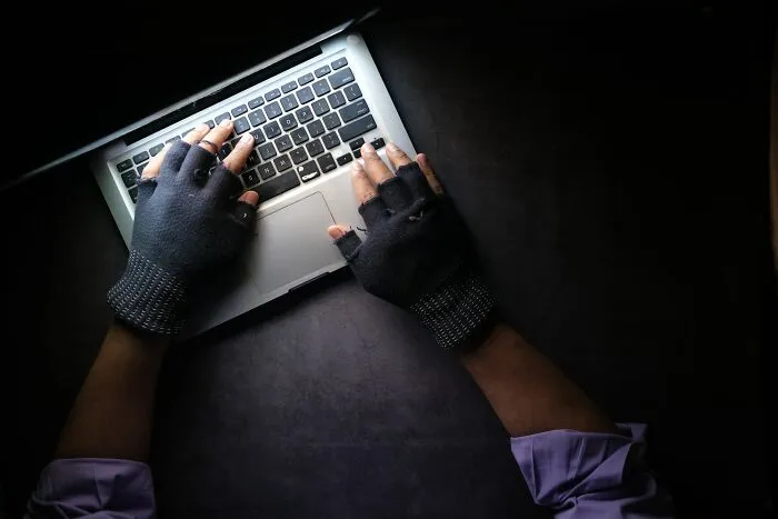 "¿Qué les dices a los estafadores en lugar de colgar?" (30 respuestas)
