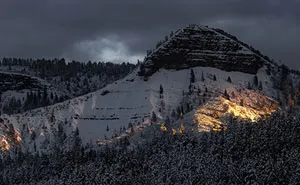 I Photographed A Stormy Retreat Capturing My Snowy Tiny Home Adventure (19 Pics)