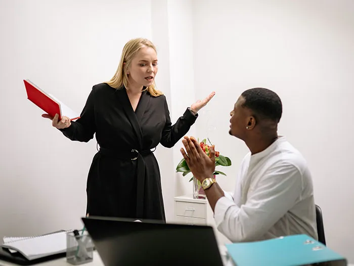 People Share 30 Workplace Red Flags That Just Scream "Working Here Would Suck"