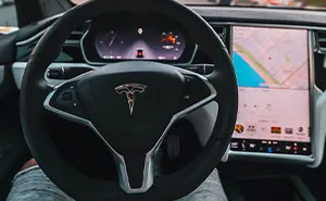 Family Annoyed Son’s Girlfriend Yelled To Be Let Out Of Car After The Dad Ignored Her Request To Switch Off “Full Self-Driving”