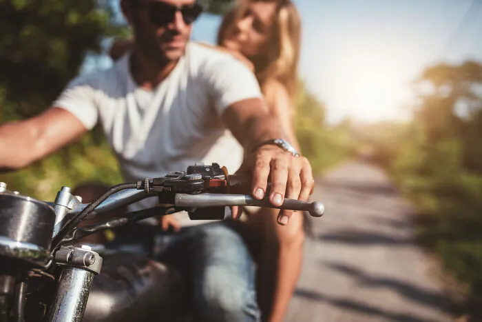 35 Acciones de hombres intentando impresionar a mujeres que consiguen exactamente lo contrario
