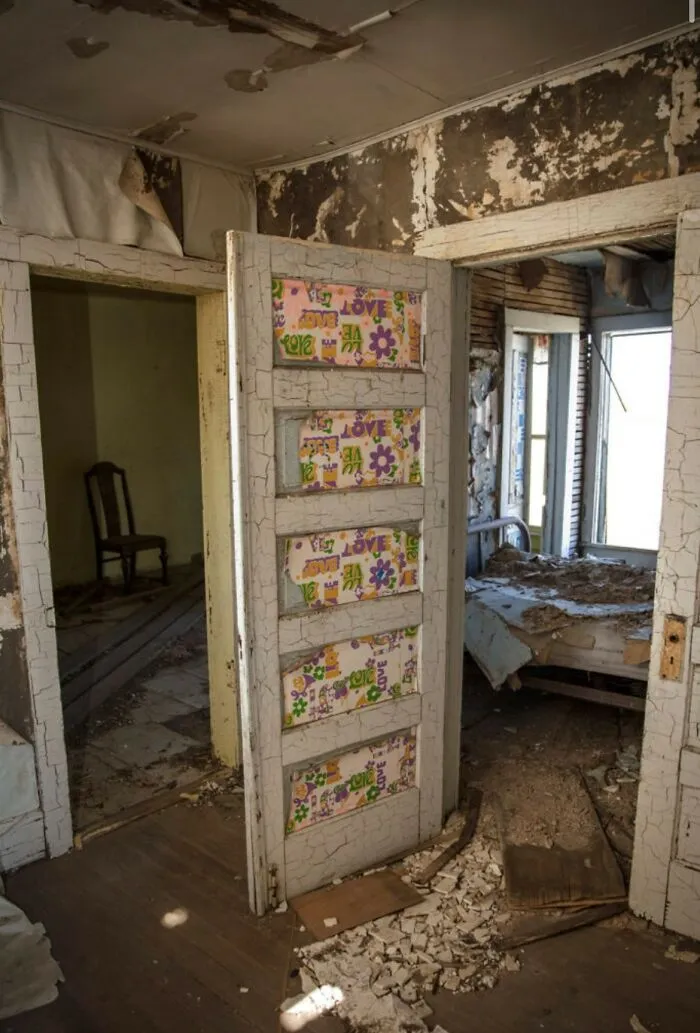 'Reckless Abandon: The American West' Is My Series Of Photographs In Which I Explore The Link Between History And The Future (30 Pics)