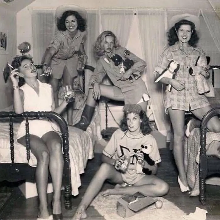 Hermanas de la hermandad Delta Delta Delta, Universidad de Texas, Austin, 1944