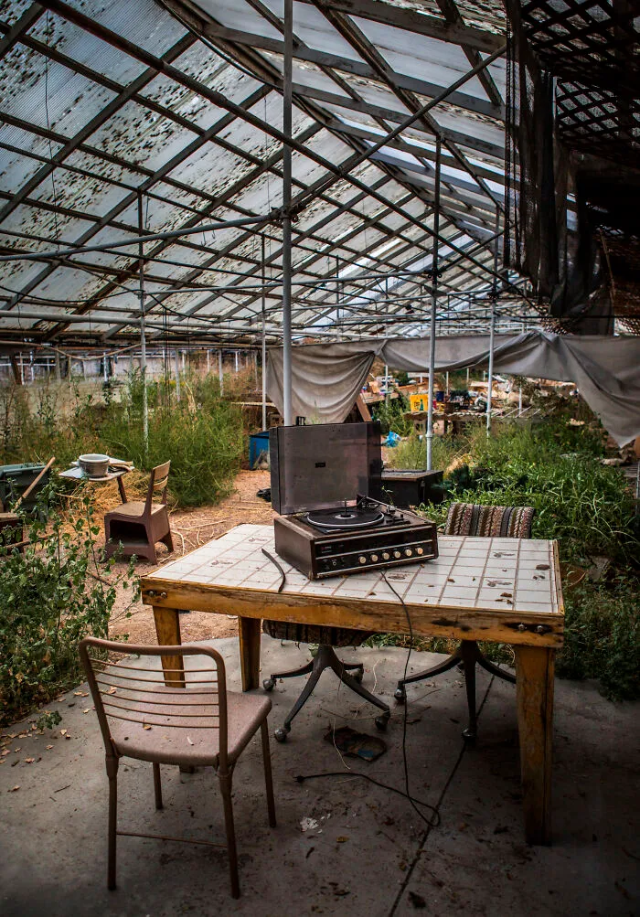 'Reckless Abandon: The American West' Is My Series Of Photographs In Which I Explore The Link Between History And The Future (30 Pics)