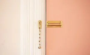Women Are Sharing The Worst Things They've Seen In Guys' Apartments That Instantly Set Off 'Red Flags' For Them (30 Answers)
