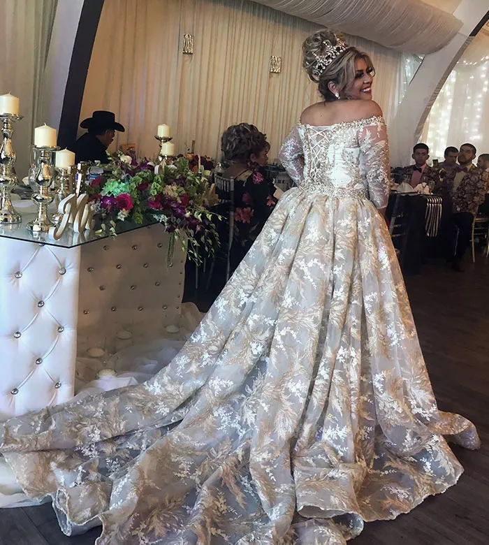 Mi mamá hizo todo este vestido de novia. Agregó muchas joyas a mano. Pasó muchos días trabajando en él. Mi madre es muy talentosa y quiero que todos lo sepan