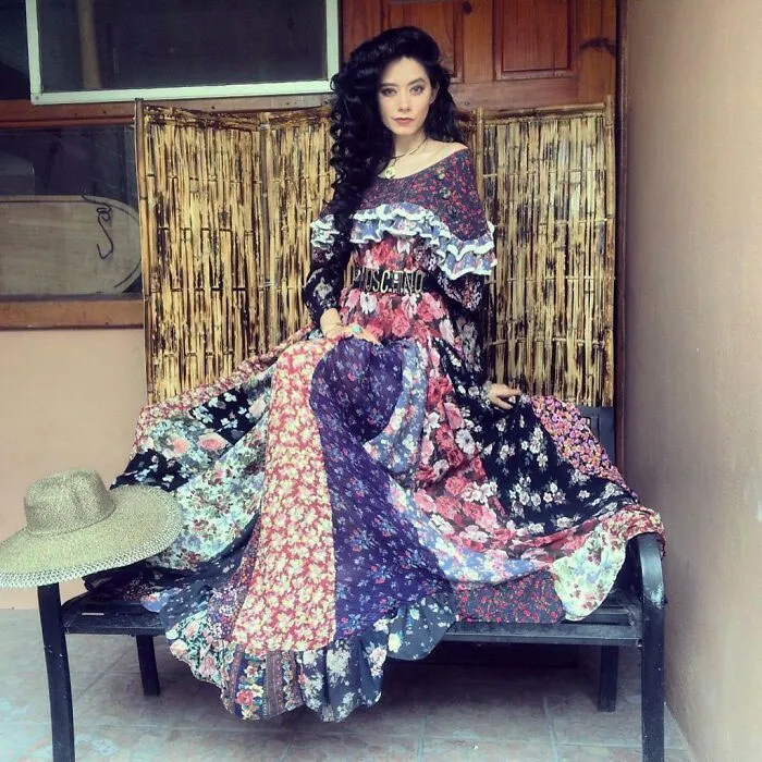 Esta es mi prima. Ella hizo este increíble vestido usando 36 prendas recicladas. Ha hecho cientos de vestidos tan geniales como este, siempre empleando ropa reciclada