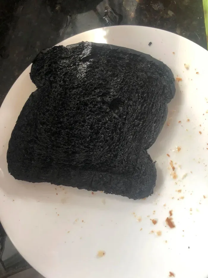 Me olvidé la tostada en la prensa panini :( 