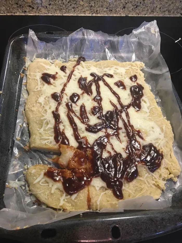 Intenté hacer una pizza de barbacoa porque tenía mucha hambre. Tiene un sabor tan feo que literalmente vomité el primer bocado