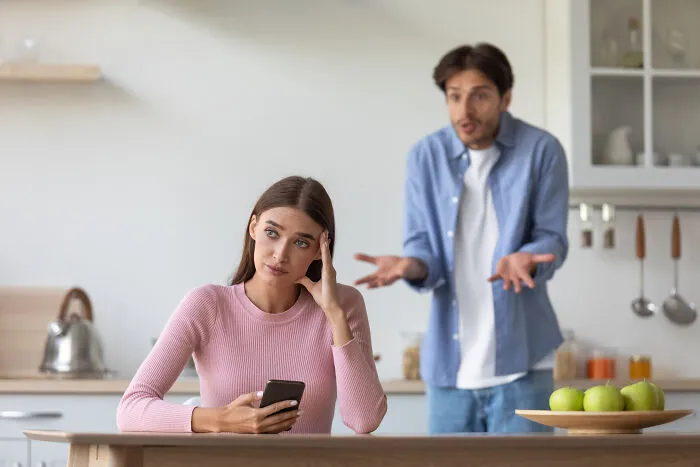 35 Acciones de hombres intentando impresionar a mujeres que consiguen exactamente lo contrario