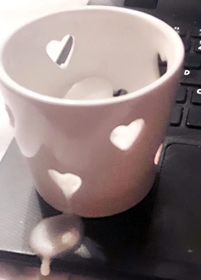 Esta vela tiene agujeros en forma de corazón en su portavelas, que hacen que salga la cera derretida que se produce al encenderla