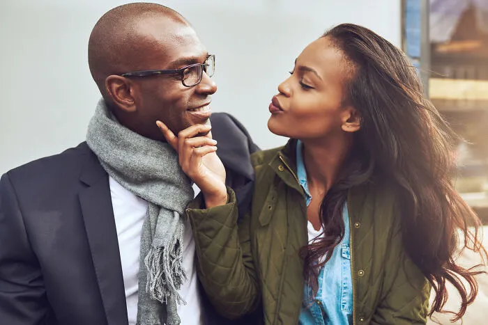 35 Acciones de hombres intentando impresionar a mujeres que consiguen exactamente lo contrario