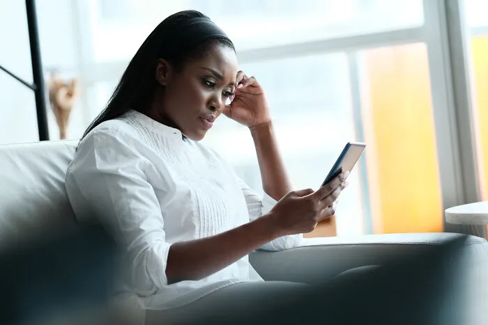 35 Acciones de hombres intentando impresionar a mujeres que consiguen exactamente lo contrario