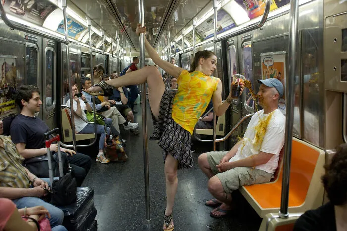 37 Fotos de “Humanos haciendo cosas de humanos” para que vean lo extraña que es nuestra especie