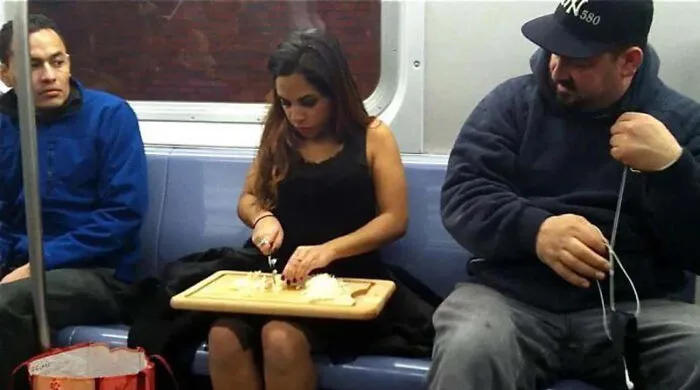 37 Fotos de “Humanos haciendo cosas de humanos” para que vean lo extraña que es nuestra especie