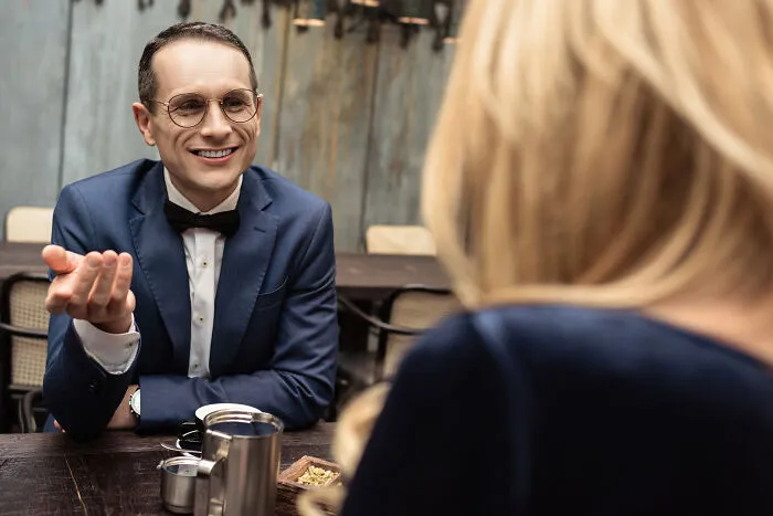 35 Acciones de hombres intentando impresionar a mujeres que consiguen exactamente lo contrario