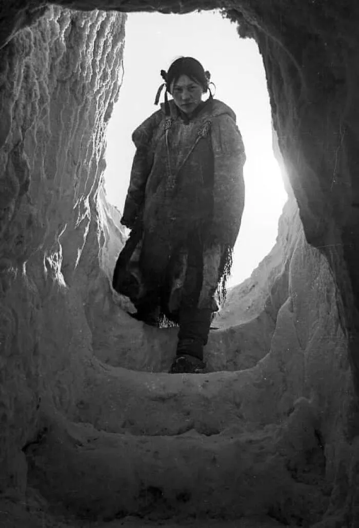 Esta niña inuit desciende a su hogar, un iglú de hielo