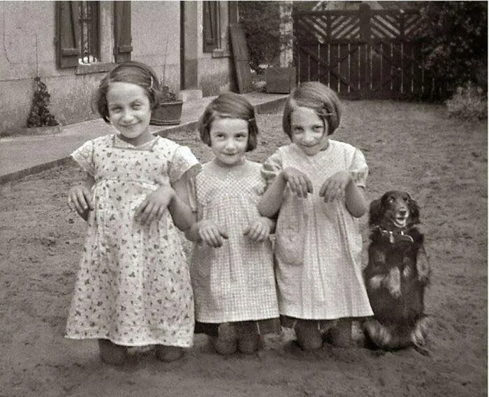 Tres jóvenes posando con una amiga, 1930