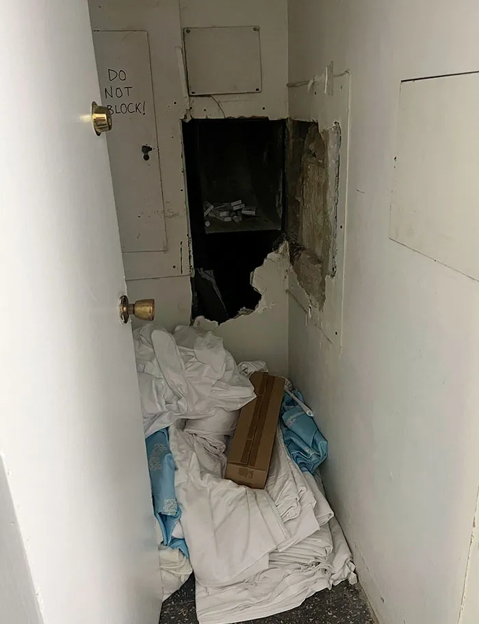 Las señoras de la limpieza de mi hotel dejaron la puerta abierta del armario donde guardan las sábanas limpias y los jabones