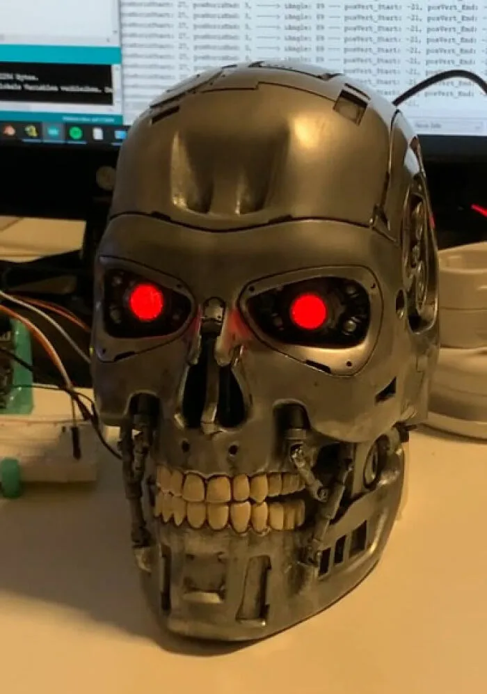 Ahora con movimiento ocular aleatorio. Controlado por un Arduino. ¿Alguna sugerencia?