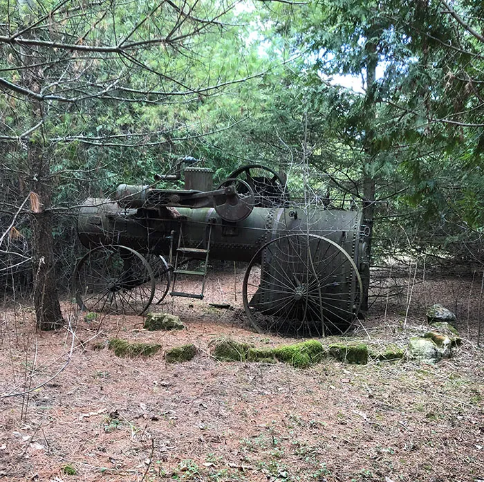 Máquina de vapor abandonada en el bosque. Ontario, Canadá