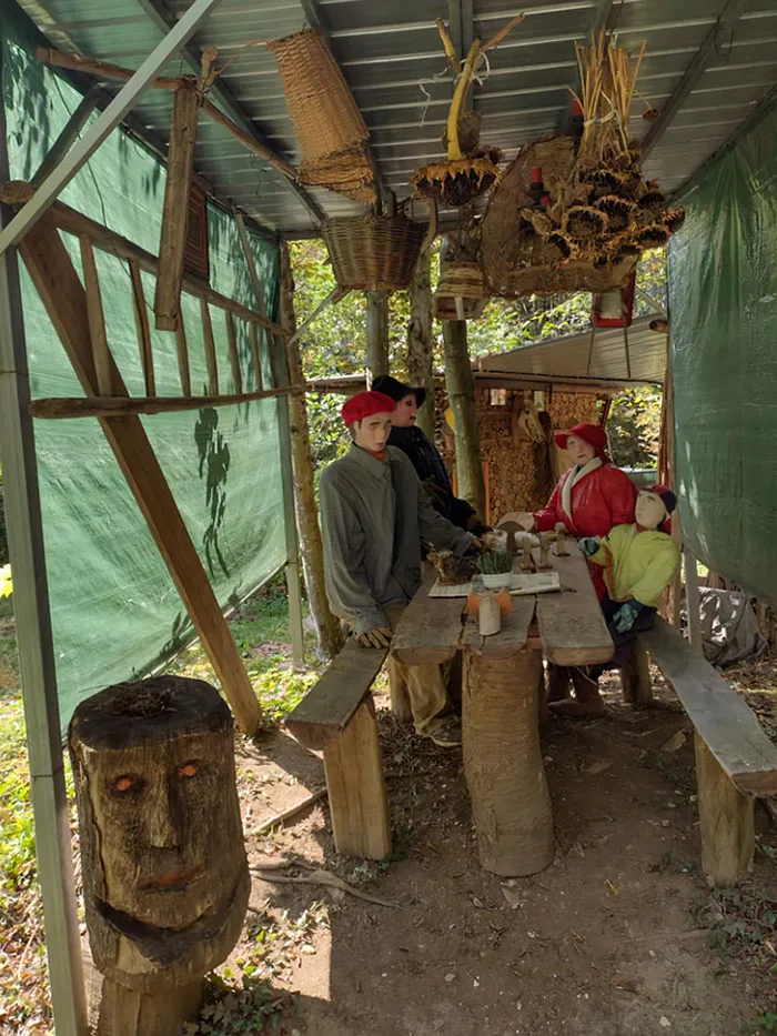 Esta espeluznante familia de papel maché que encontré cuando paseaba por el bosque
