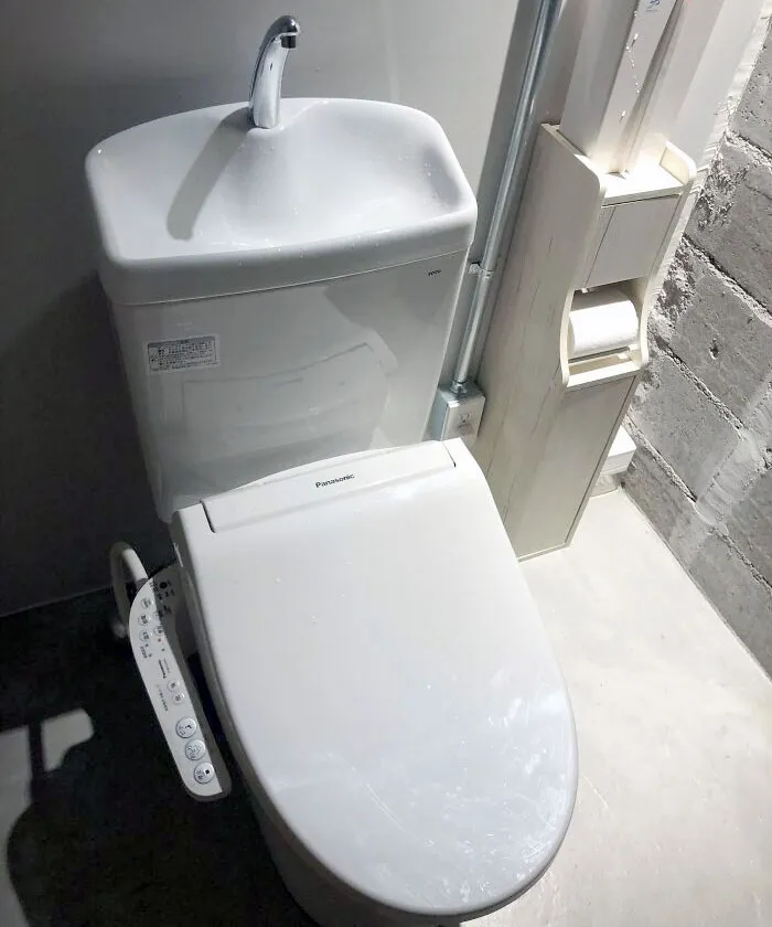  Este retrete se llena con el agua que usas al lavarte las manos