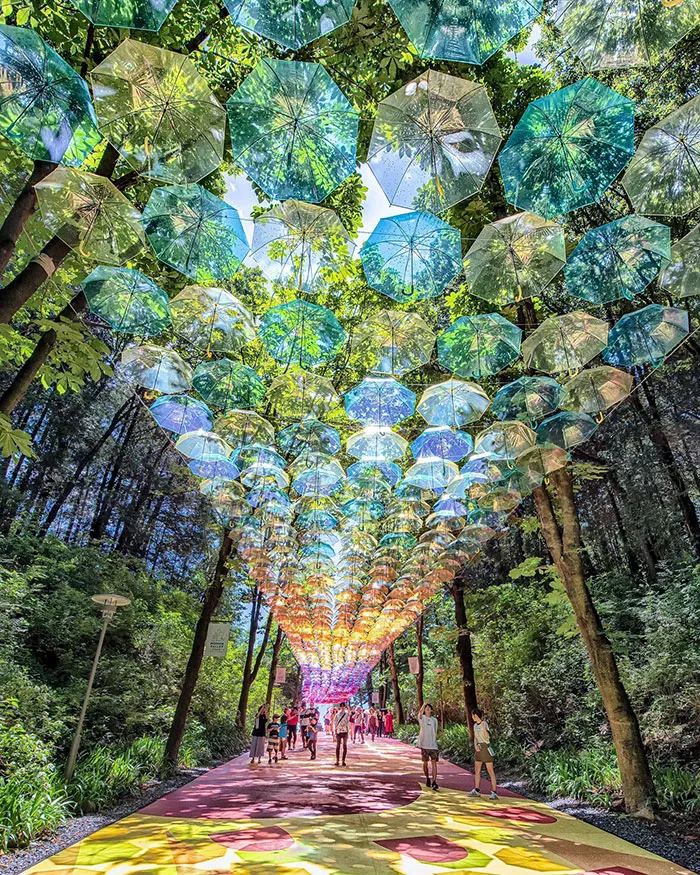 Un cielo de paraguas en el pueblo Metsa, en Japón