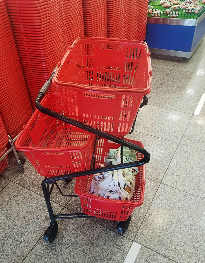  Algunos carritos de supermercado de Japón están diseñados para apilar las cosas verticalmente y reducir el hacinamiento en los pasillos