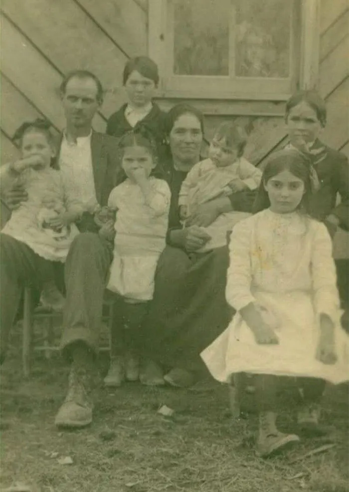 Una vieja foto familiar que mi padre encontró... Cuando lo ves...