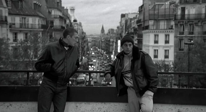 Vinz and Skinhead standing on the balcony 