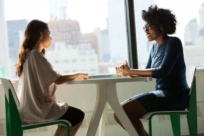 20 Señales sutiles de que alguien es buena persona sin querer que se note