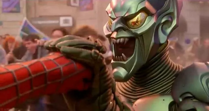 En Spider-Man (2002), cuando va a dar un puñetazo al Duende Verde, se le ven los labios inmóviles. Mientras la voz de Willem Dafoe dice "¡Impresionante!"