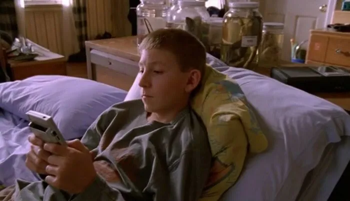 Malcolm temporada 7 episodio 5. Dewey juega sin cartucho con su Gameboy