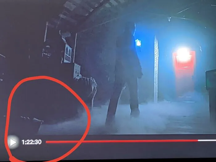 En Insidious, se puede ver claramente una máquina de niebla e incluso se puede ver al operador moviéndose en la oscuridad si se mira de cerca