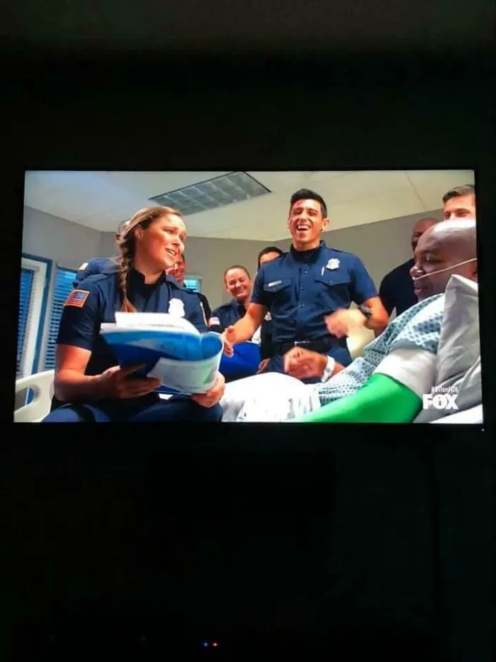Serie 9-1-1 temporada 3, episodio 3. A este tipo le amputaron el brazo pero olvidaron editarlo de esta toma