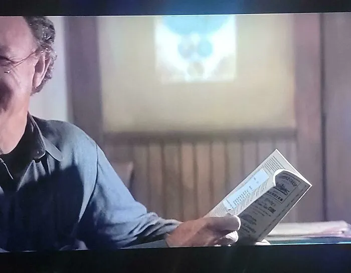 Sin Perdón 1992. Cuando Lil Bill cuenta la verdadera historia de "El pato de la muerte", se puede ver que Gene Hackman tiene sus líneas en el libro